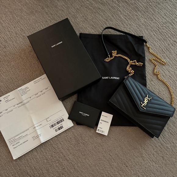 Yves Saint Laurent WOC - Picture 2 of 8